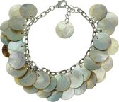 Bracelet Behave Shell avec pendentifs ronds en coquillage.