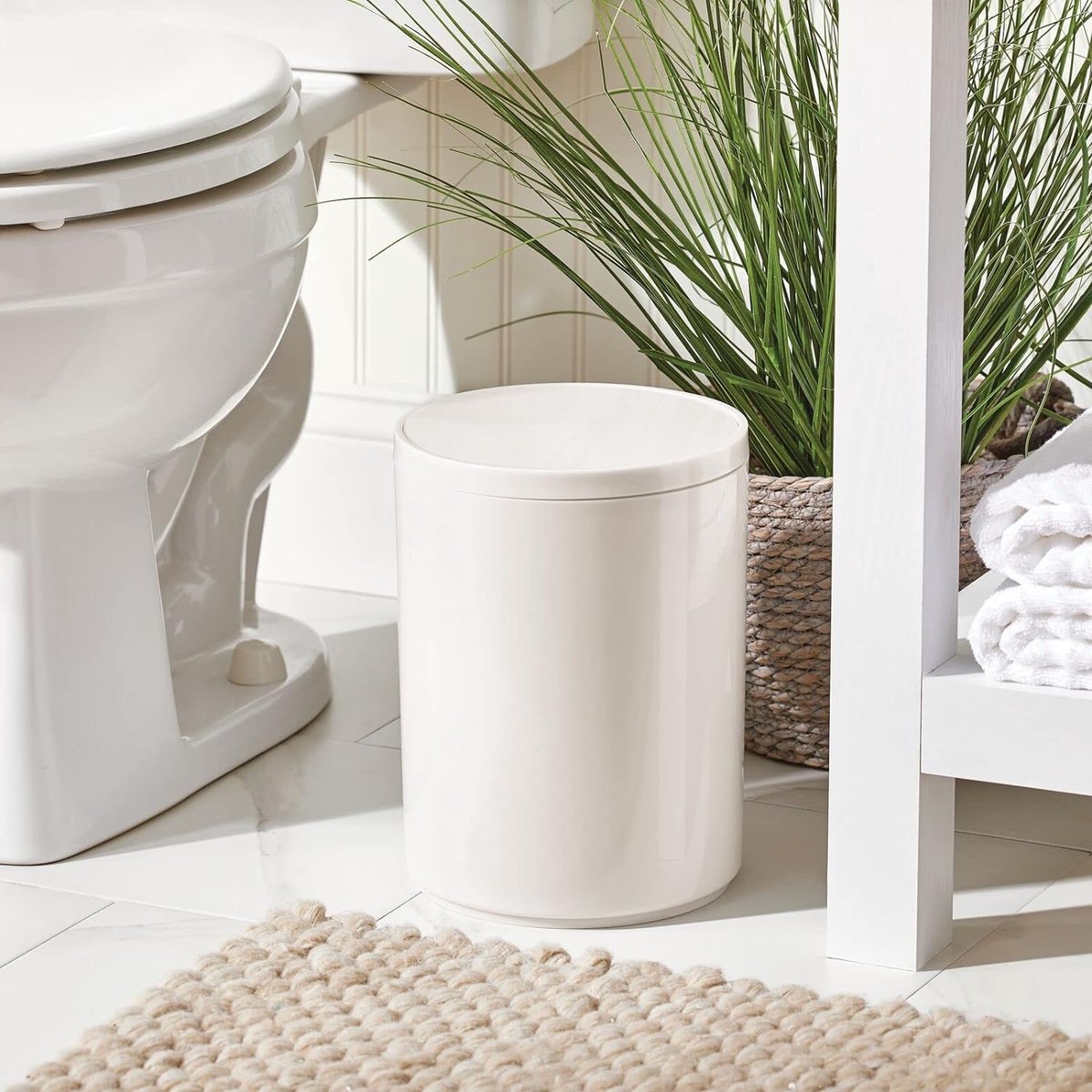 Goedkoopste Vuilnisemmer met schommeldeksel voor badkamer of keuken – ronde cosmetica-emmer van kunststof – compacte afvalemmer in eenvoudig design – crèmekleurig/beige