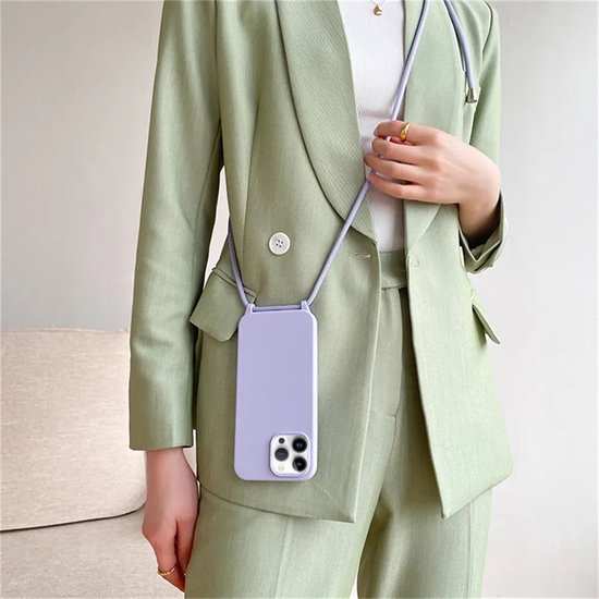 Een persoon in een lichtgroen pak draagt een paars telefoonhoesje voor iPhone 13 Mini met een koord om de nek.