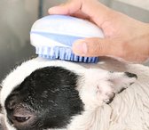 New Age Devi - 250ml - Blauw - Hondenborstel met Zeepdispenser - Was-/Massage-/Verzorgingsborstel voor Honden & Katten