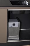 Grijze Plieger boiler met wit bedieningspaneel en draaiknop, zichtbaar onder een keukenaanrecht.