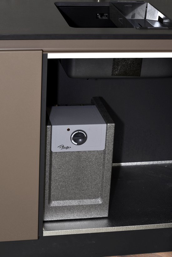 Grijze Plieger boiler met wit bedieningspaneel en draaiknop, zichtbaar onder een keukenaanrecht.