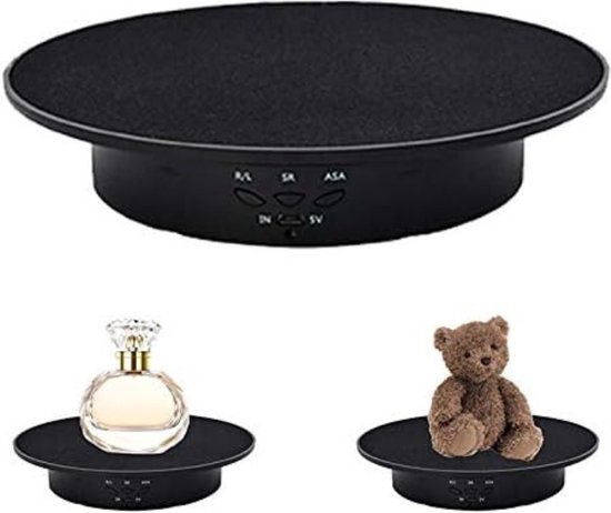 Een draaiplateau met een parfumflesje en een teddybeer.