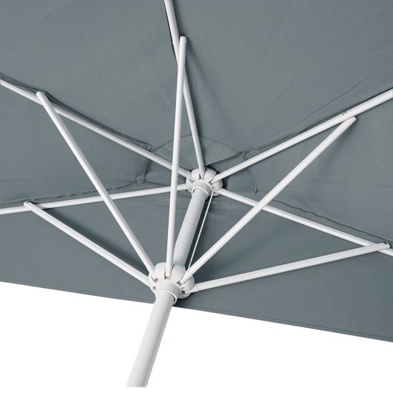 Close-up van de onderkant van een antraciet parasol, witte baleinen.