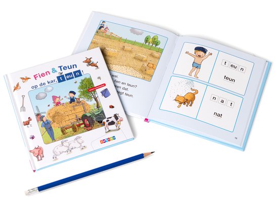 Twee boeken 'Fien & Teun op de kar, teun!' en een opengeslagen boek met illustraties en tekst. Potlood op witte achtergrond.