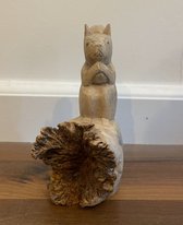 Handgemaakte houten eekhoorn op parasiet - klein