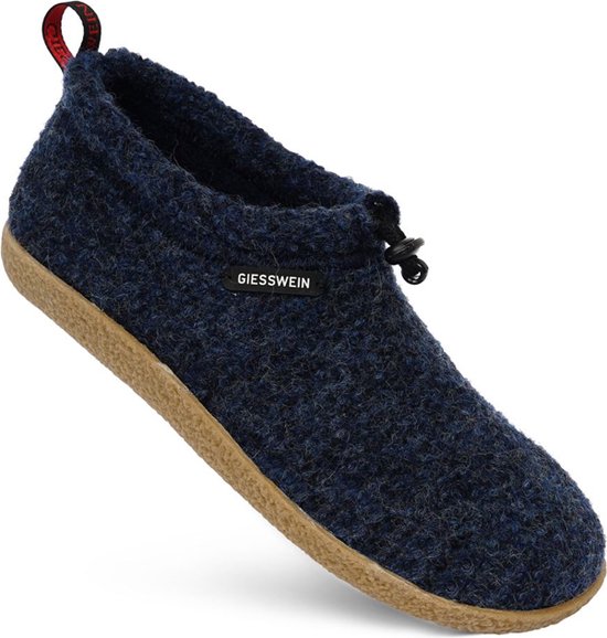 Blauwe pantoffel met een textuur van wolmix en beige zool, schuin van voren gezien. Zwart 'GIESSWEIN' label op de zijkant.