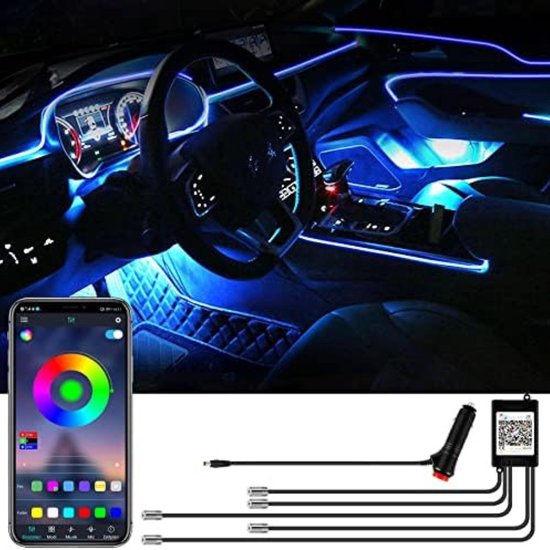 Auto interieur verlicht met blauwe LED-strips, bediend via smartphone-app en aangesloten op een controlebox.