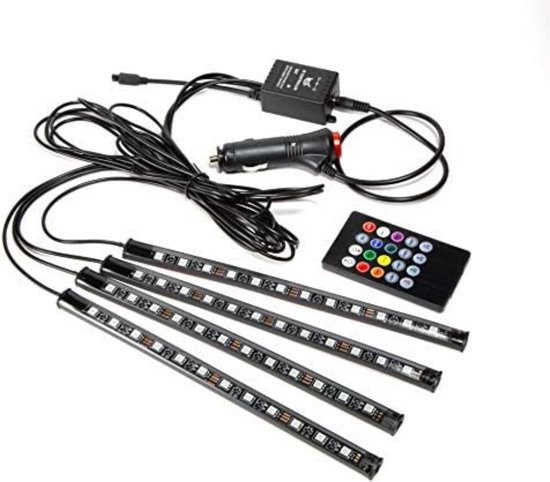 Set van vier LED-strips, afstandsbediening, transformator en sigarettenaanstekerplug.