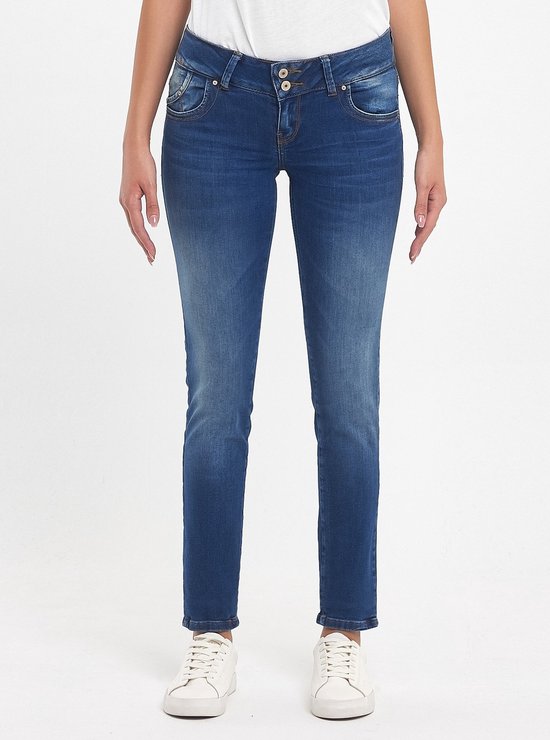 Blauwe jeans met koperkleurige stiksels en een dubbele knoopsluiting.