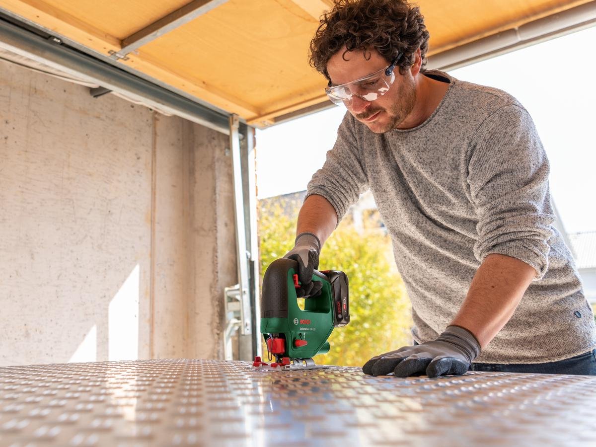 Bosch accudecoupeerzaag UniversalSaw 18V-100 (zonder accu, 18 Volt System, inclusief 15-delige decoupeerzaagbladenset, in kartonnen doos) – Edition
