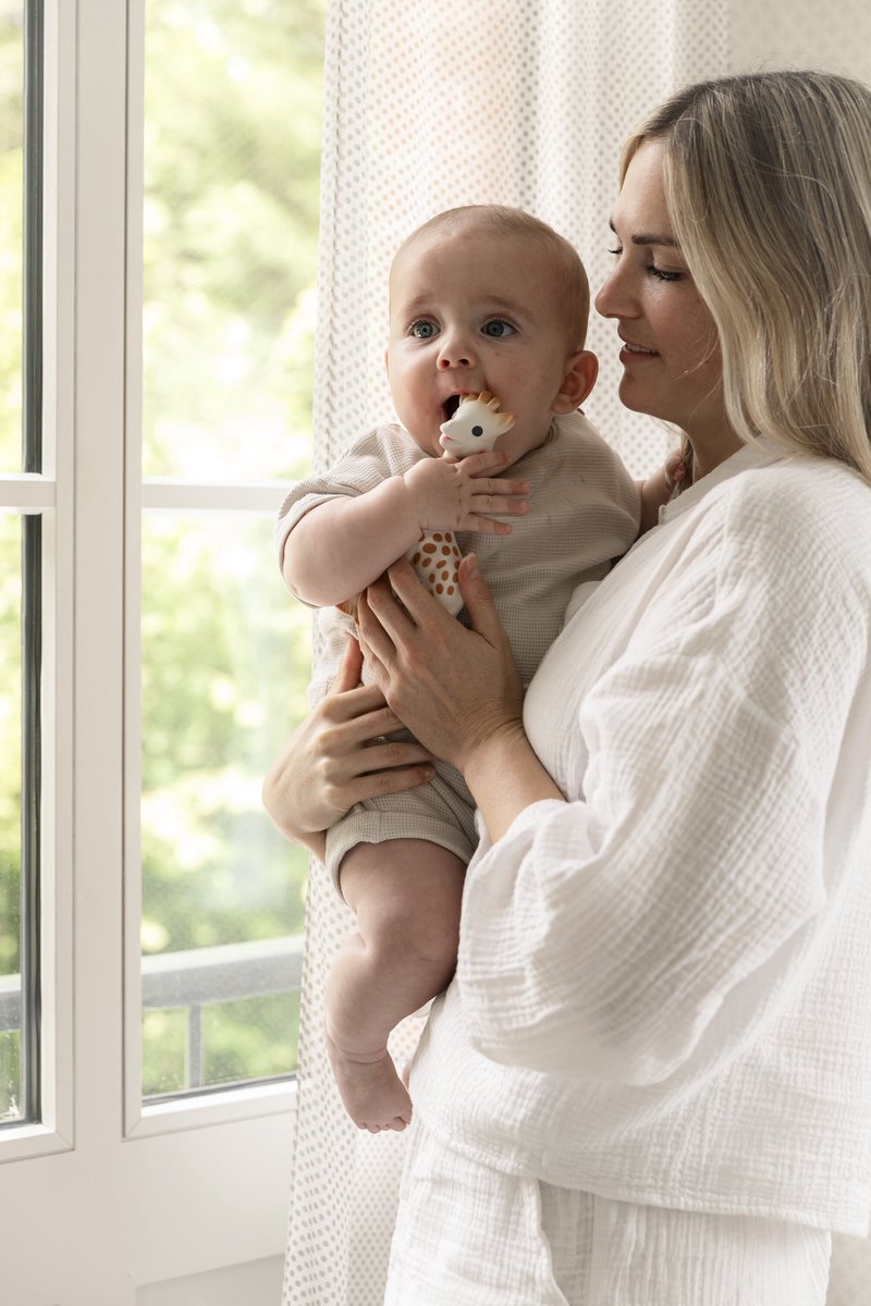 Sophie de giraf So'Pure - Bijtspeeltje - Bijtspeelgoed - Baby speelgoed - OK-Biobased - In gerecyled geschenkdoosje met organic katoenen strikje - 100% natuurlijk rubber - Vanaf 0 maanden - 17 cm - Beige/Bruin — afbeelding 5