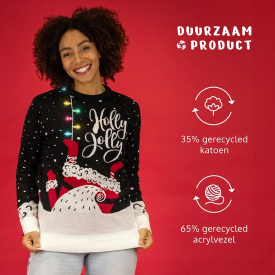 Vrouw met zwarte kersttrui met "Holly Jolly" en lichtjes. Tekst "DUURZAAM PRODUCT", "35% gerecycled katoen" en "65% gerecycled acrylvezel".