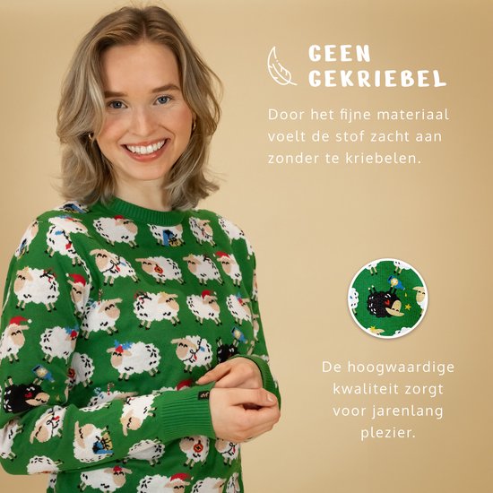 Une femme sourit dans un pull de Noël vert à motif de moutons blancs. Texte sur le matériau doux et non irritant.