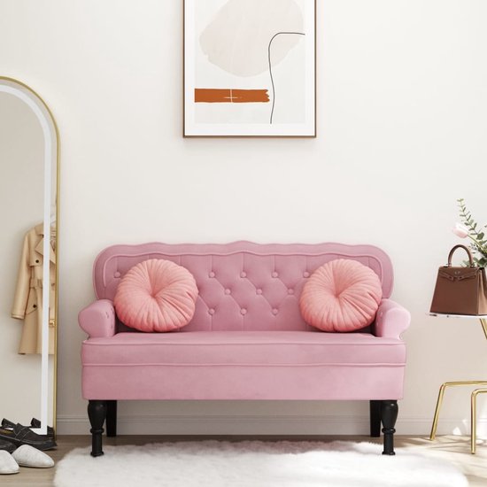 Roze fluwelen bankje met knopen, sierlijke rugleuning en ronde kussens, op zwarte pootjes.