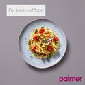 Gespikkeld lichtblauw Palmer bord geserveerd met pasta met venusschelpen en kerstomaatjes.