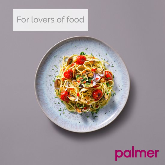 Gespikkeld lichtblauw Palmer bord geserveerd met pasta met venusschelpen en kerstomaatjes.