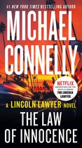 Boekomslag van 'The Law of Innocence' door Michael Connelly. Oranje zonsondergang, palmbomen, auto's en tekst.