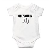 Soft Touch Rompertje met Tekst - See you in July - Zwangerschapsaankondiging - Coming Soon Rompertje - Wit/Zwart | Baby rompertje met leuke tekst | | kraamcadeau | 0 tot 3 maanden | GRATIS verzending