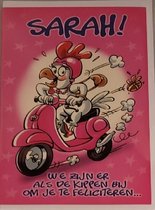 Sarah! We zijn er als de kippen bij om je te feliciteren! Van harte gefeliciteerd! Een bijzondere kaart met Sarah op de scooter. Leuk om zo te geven of om bij een cadeau te voegen. Een dubbele wenskaart inclusief envelop en in folie verpakt.