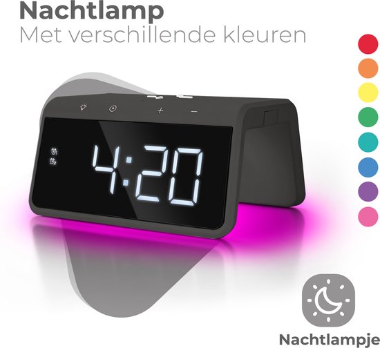 Zwarte digitale wekker met display en nachtlamp in verschillende kleuren.