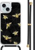 Casimoda® hoesje met zwart koord - Geschikt voor iPhone 15 - Bee Happy - Afneembaar koord - TPU/acryl - Zwart
