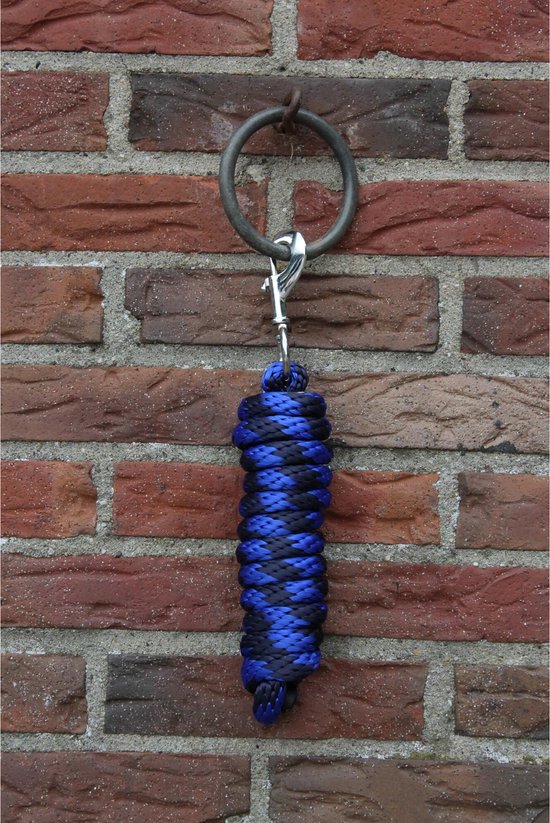 Een blauw met zwart touw, opgerold, hangend aan een metalen ring.