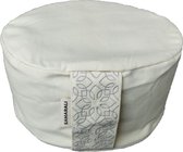 Crème meditatiekussen met een decoratieve grijze band met 'SAMARALI' erop.