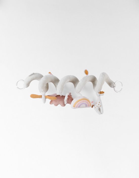 Witte spiraal met baby-speelgoed: een dinosaurus, regenboog, konijn en een vlinder, tegen een witte achtergrond.