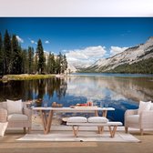 Fotobehangkoning - Behang - Vliesbehang - Fotobehang - Tenaya Lake - Yosemite National Park - Magisch meer in het Berglandschap - 100 x 70 cm