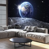 Fotobehangkoning - Behang - Vliesbehang - Fotobehang Uitzicht op Planeet Aarde vanuit de Ruimte - Maan - Heelal - Space - 150 x 105 cm