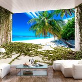 Fotobehangkoning - Behang - Vliesbehang - Fotobehang Uitzicht op het Paradijs - Zon - Zee - Strand - Palmboom - Beach and Ivy - 150 x 105 cm