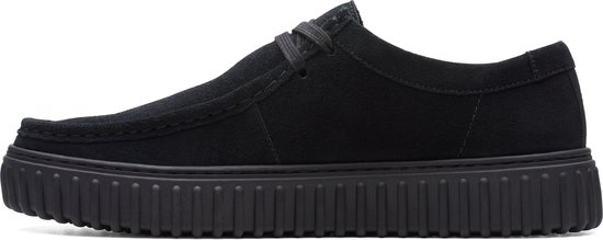 Zijaanzicht van zwarte suède Clarks Torhill Lo veterschoenen met dikke zwarte zool.