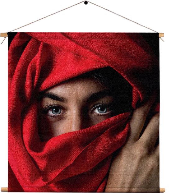 Textielposter Jonge Arabische Vrouw Met Rode Hoofddoek Vierkant XXL (90 X 90 CM) - Wandkleed - Wanddoek - Wanddecoratie