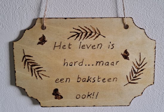 Tekstbord Hout "Het leven is hard maar een baksteen ook"