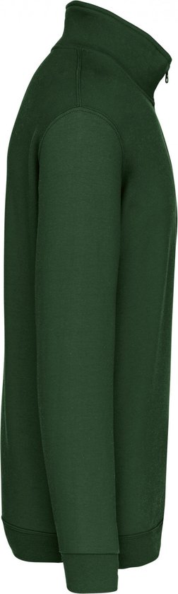 Donkergroene sweater met lange mouwen, hoge kraag en halve ritssluiting, van de zijkant gezien.