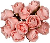 Ideas4seasons Decoratie roosjes foam - bosje van 12 - lichtroze - Dia 2 cm - hobby/DIY bloemetjes