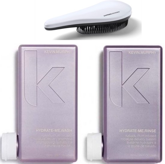 Een witte Kappersgoederen borstel en twee paarse KEVIN.MURPHY Hydrate-Me.Wash en Rinse flessen.