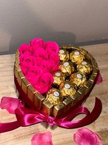 Chocolade Geschenk Hart - Giftpack - Valentijn - Kerst - Cadeau voor haar - Roze Hart - Trouwen en Liefde - Chocolade Merci en Ferrero Rocher