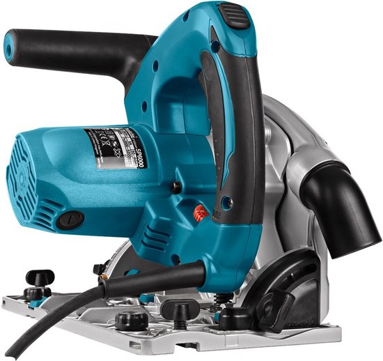 Makita invalcirkelzaag met blauwe motorbehuizing, zilverkleurige voetplaat en zwarte kabel.