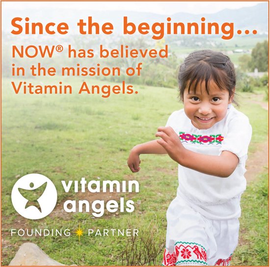 Lachend meisje in traditionele kleding op groen veld. Tekst: 'Sinds het begin... NOW gelooft in de missie van Vitamin Angels'.