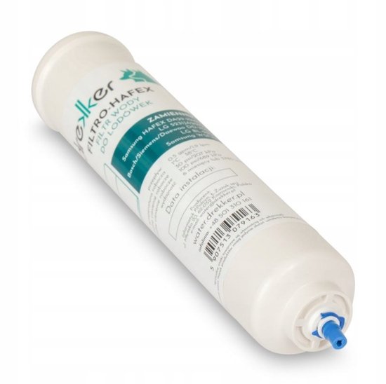 Wit koelkastwaterfilter met blauwe aansluiting en tekst in het groen en zwart.