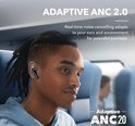 Man met dreadlocks draagt donkerblauwe oordopjes met "Adaptive ANC 2.0" in een trein.
