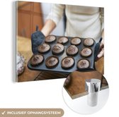 MuchoWow® Glasschilderij 120x80 cm - Schilderij acrylglas - Een schaal met versgebakken cupcakes - Foto op glas - Schilderijen