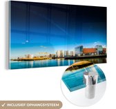 MuchoWow® Glasschilderij 80x40 cm - Schilderij acrylglas - De Titanic Signature Building van Belfast onder een fascinerende lucht - Foto op glas - Schilderijen