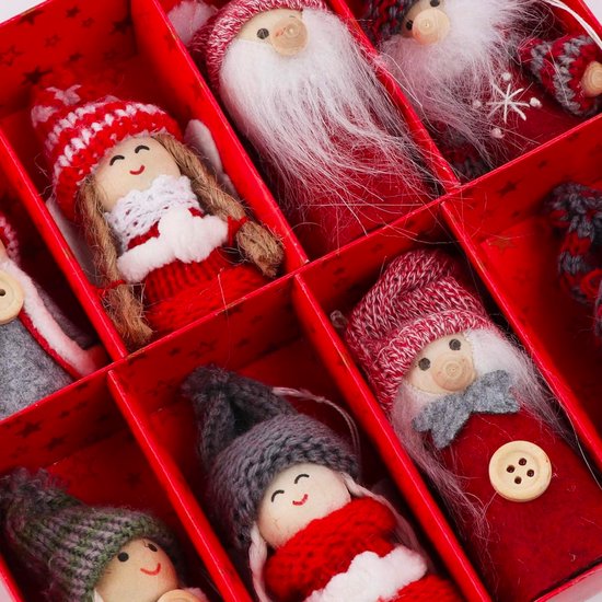 Détail d'une boîte avec huit ornements de Noël, anges et gnomes, en rouge, blanc et gris.