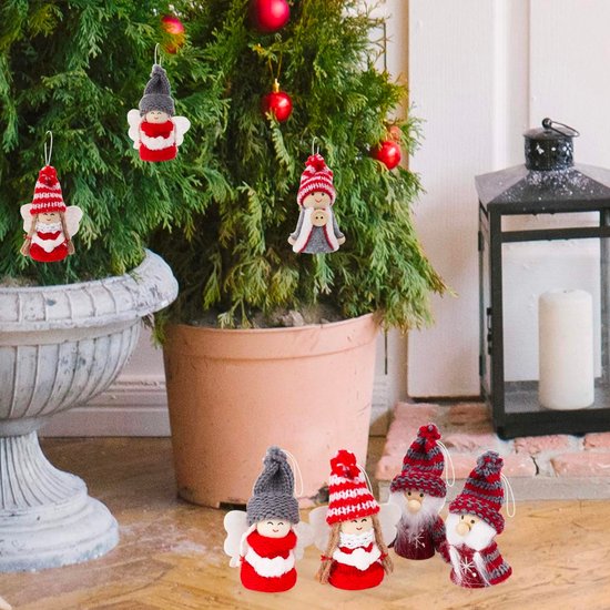 Six ornements de Noël, anges et gnomes en rouge, blanc et gris, près d'un sapin de Noël et d'une lanterne.