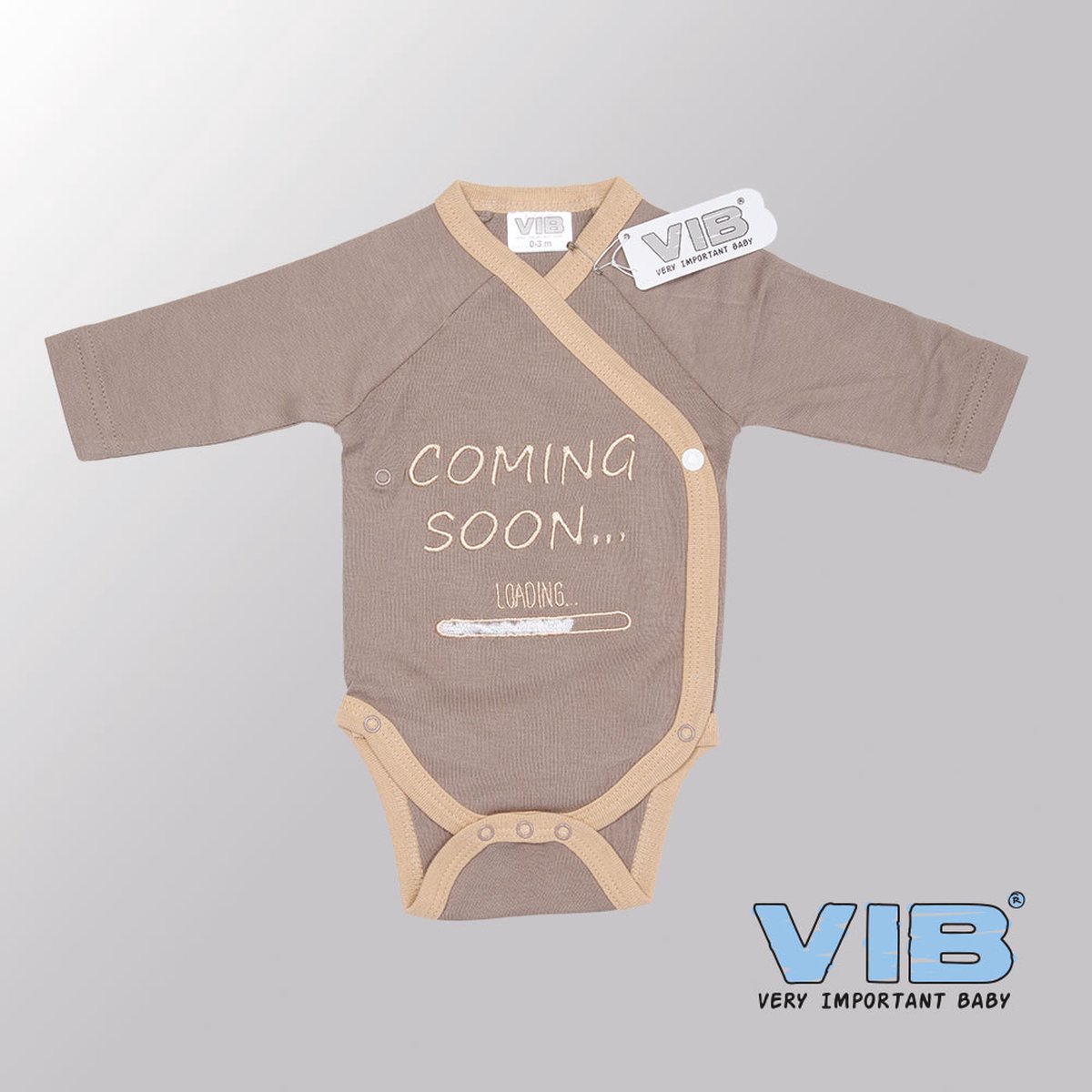 VIB® - Rompertje (overslag) Luxe Katoen - Coming Soon (Bruin) - Babykleertjes - romper - rompertjes - rompertjes met tekst - baby cadeau - baby aankondiging - overslagromper