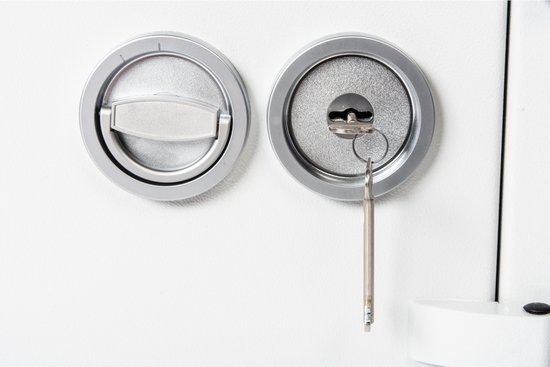 Witte kluis met zilverkleurige handgreep en sleutel met ring. Sleutel zit in het sleutelgat.