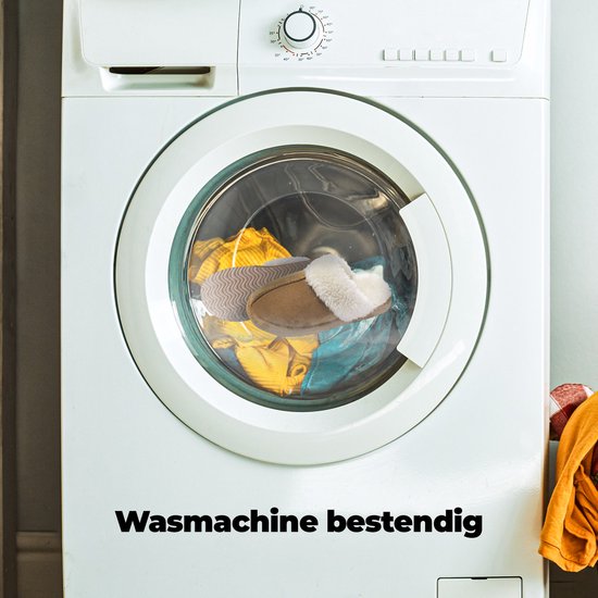 Wasmachine met gevulde trommel met kleding en een paar bruine sloffen.